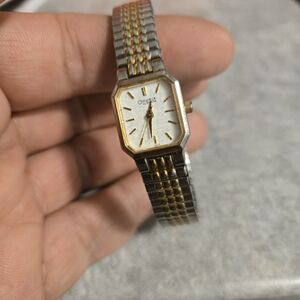 montre femme Bulova Caravelle bracelet extensible argent et or Fonctionnelle